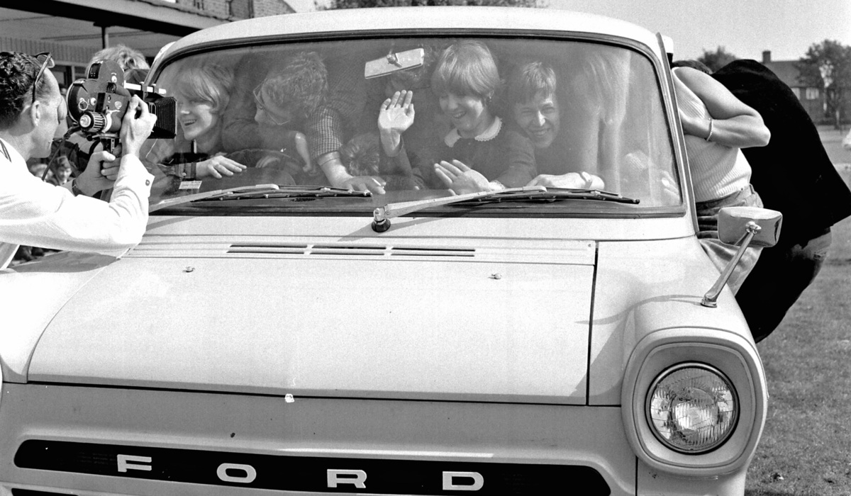 Mehr Platz als in anderen Pkw – 48 britische Studenten quetschten sich bei einem Weltrekordversuch in einen Transit. Foto: Ford