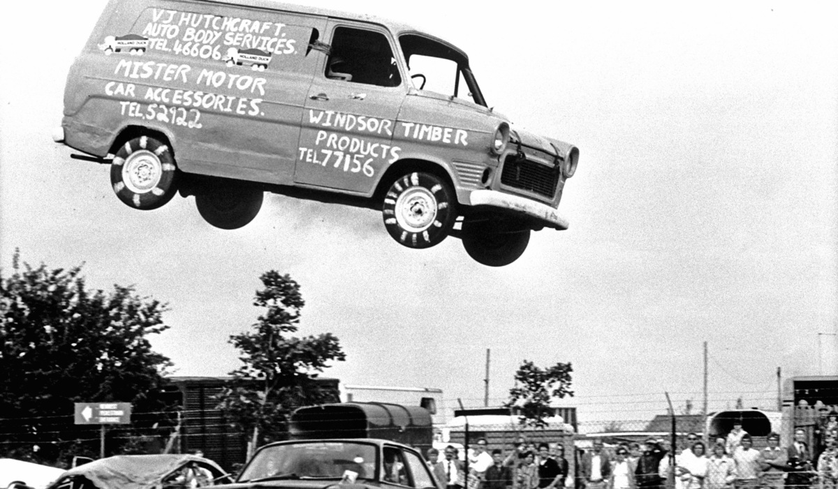 Weiter als alle anderen – Der Stuntman Steve Matthews erzielte 1985 einen Rekord, als er mit einem Transit über 15 Autos sprang. Foto: Ford